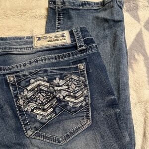 709.   Grace women’s Blue Cropped Jeans with embroidered pockets